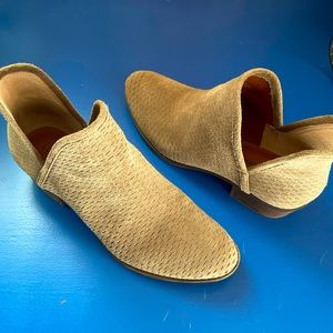 LUCKY BRAND Taupe Suede slide on booties perforated size 9.5 Baley